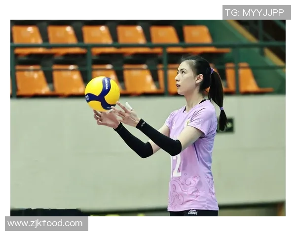 排球与足球的魅力交汇女生运动员展现青春活力与团队精神